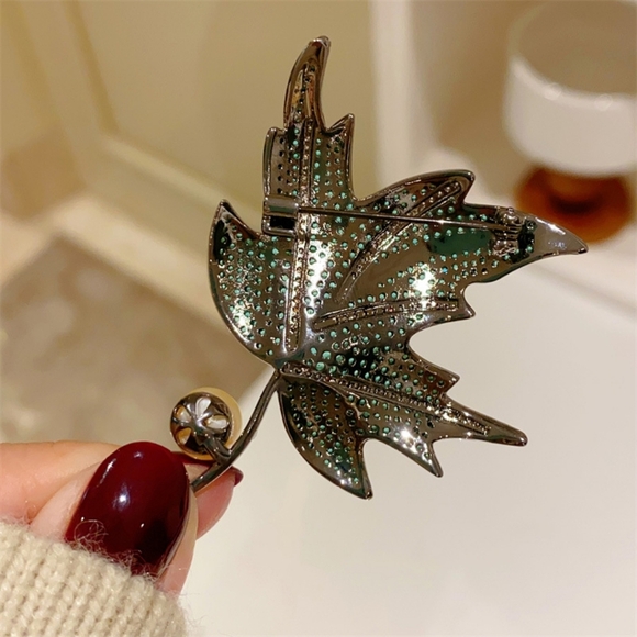 VQ Leaf Brooch - Picture 3 of 5